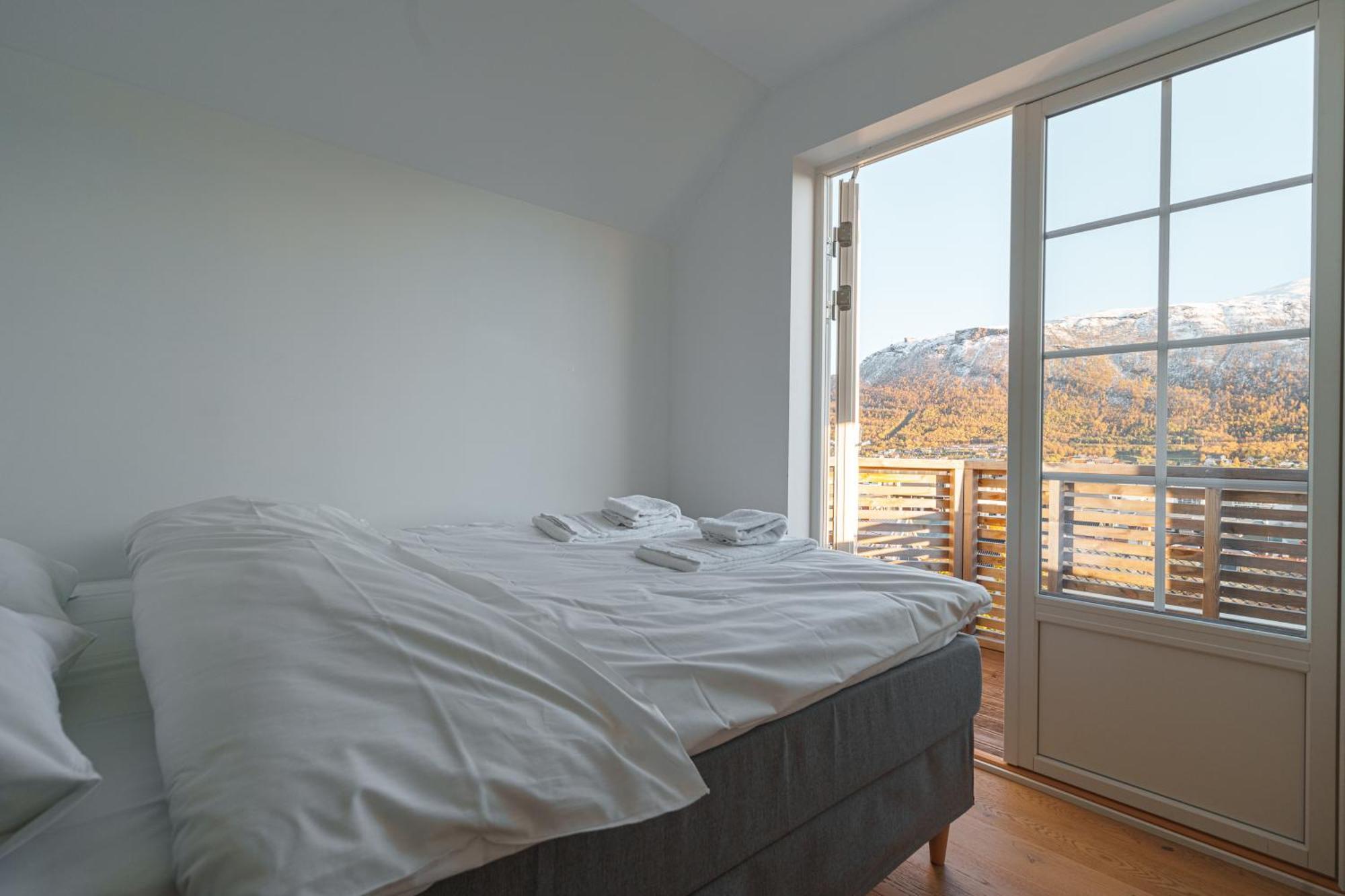 Апартаменты Modern House With Great View! Тромсё Экстерьер фото